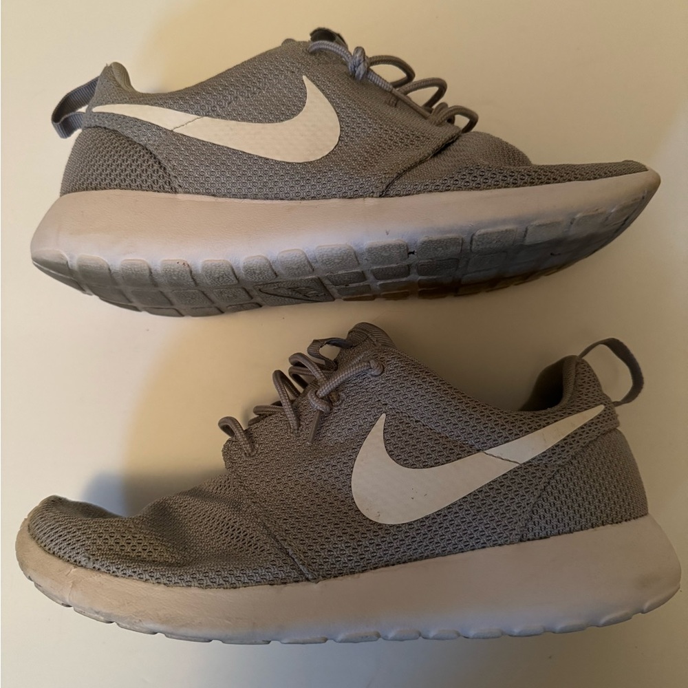 Nike roshe runs grey and white 2016 size 8.5
